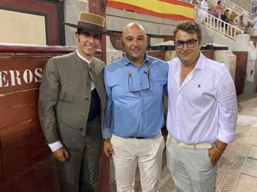 Jesús Pérez flanqueado por el mayoral de la ganadería y su hijo Jesús