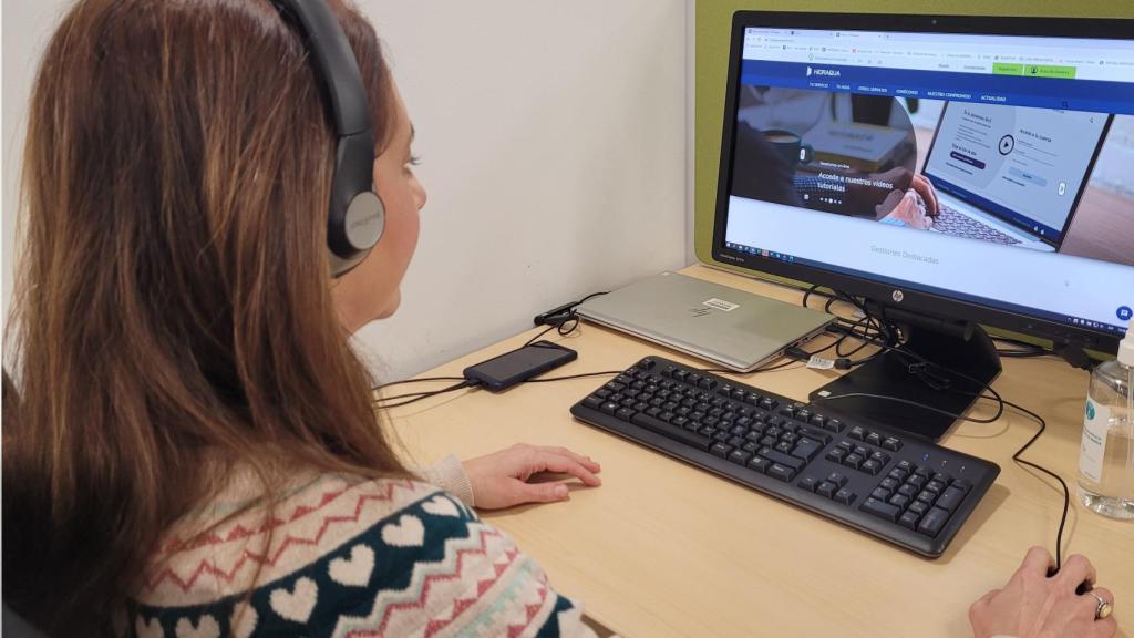 Una operado de Hidraqua, en imagen de archivo.