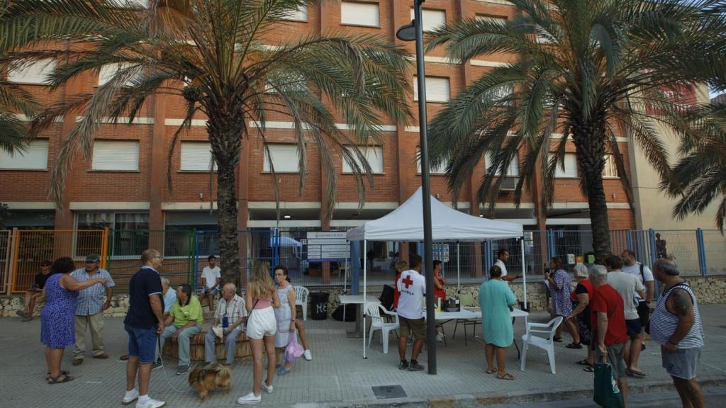 Vecinos desalojados a causa del avance del incendio, el pasado lunes.