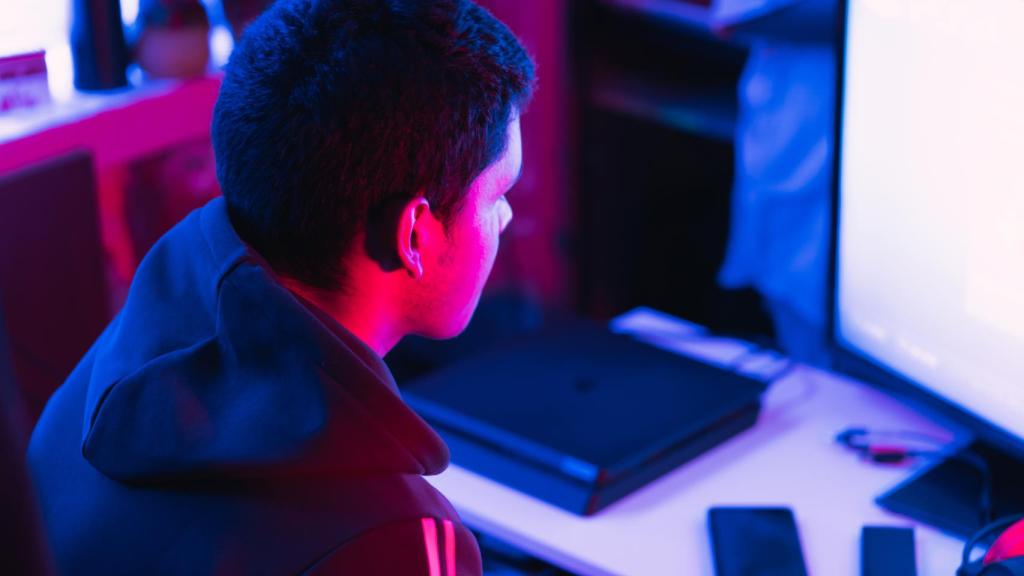 Imagen de archivo de un niño jugando a la consola.