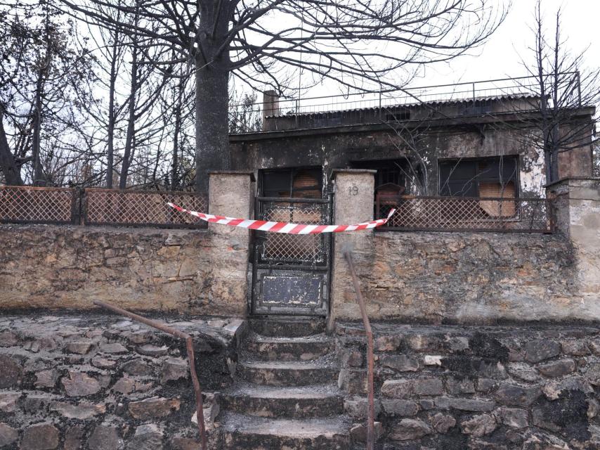 Imagen de una vivienda afectada por el incendio de la Sierra de la Culebra, en Zamora.