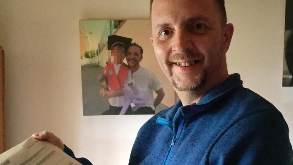 Francisca Javier Avellaneda posa con documentación y con la foto junto a su hijo al fondo