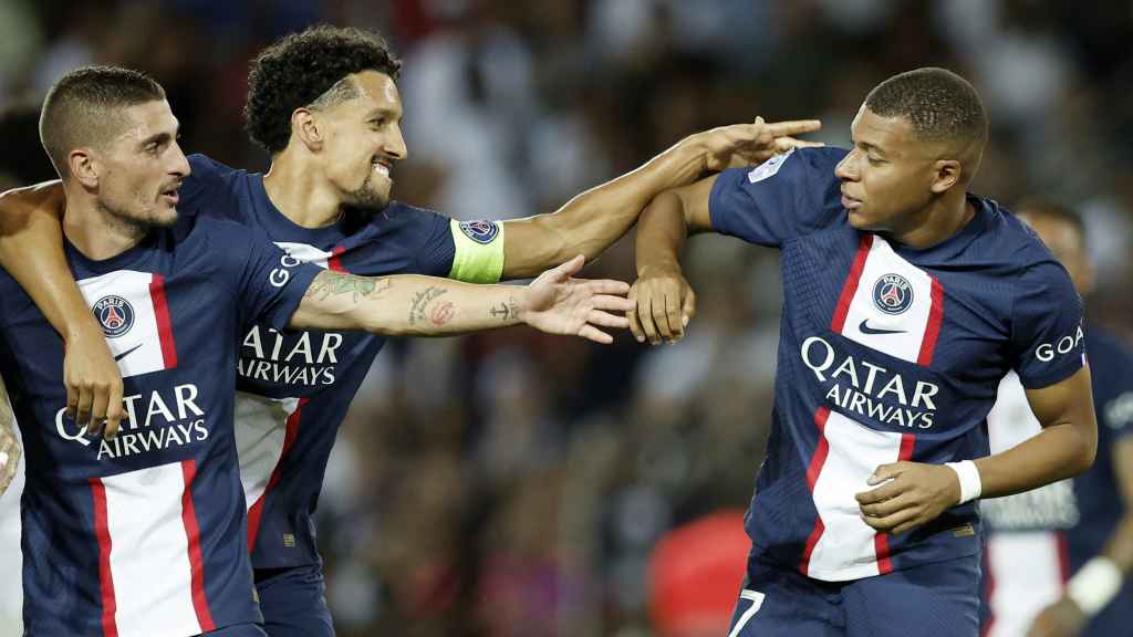 Jugadores del PSG intentan celebrar con Kylian Mbappé un gol