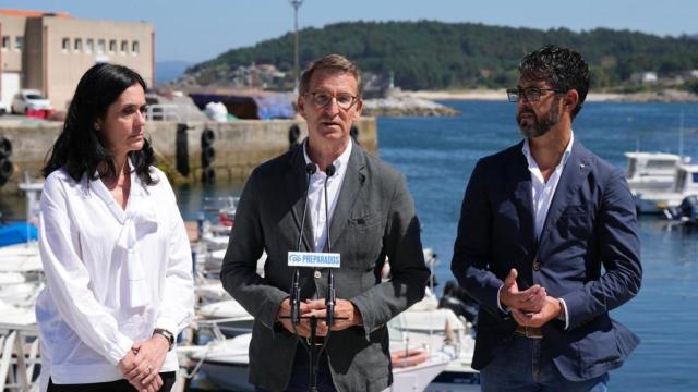 Alberto Núñez Feijóo, este jueves en la localidad de Porto do Son (La Coruña).