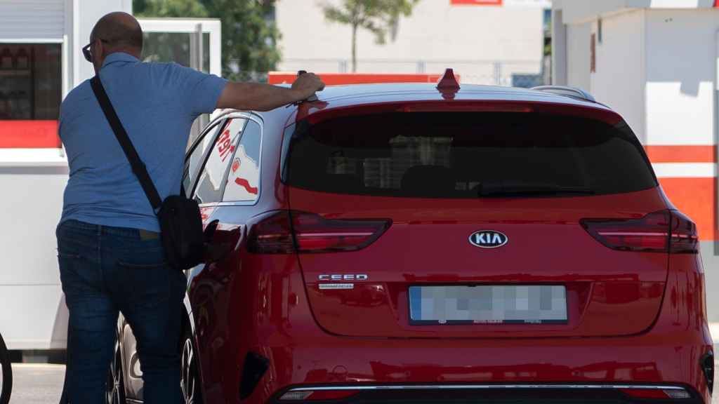 Un pasajero reposta en una gasolinera