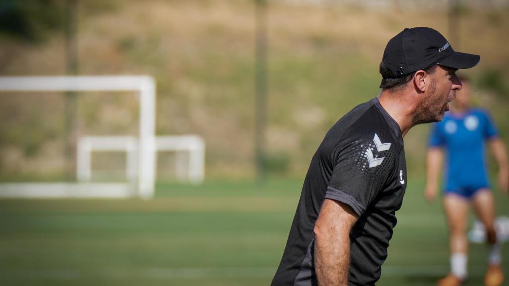 Pablo Guede dirigiendo un entrenamiento del Málaga CF