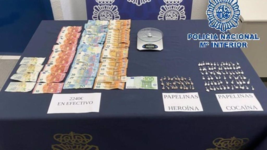 Dinero y droga intervenida en una operación policial.
