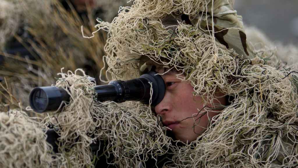 Tropas paramilitares chinas realizan un entrenamiento antiterrorista en Xinjiang.