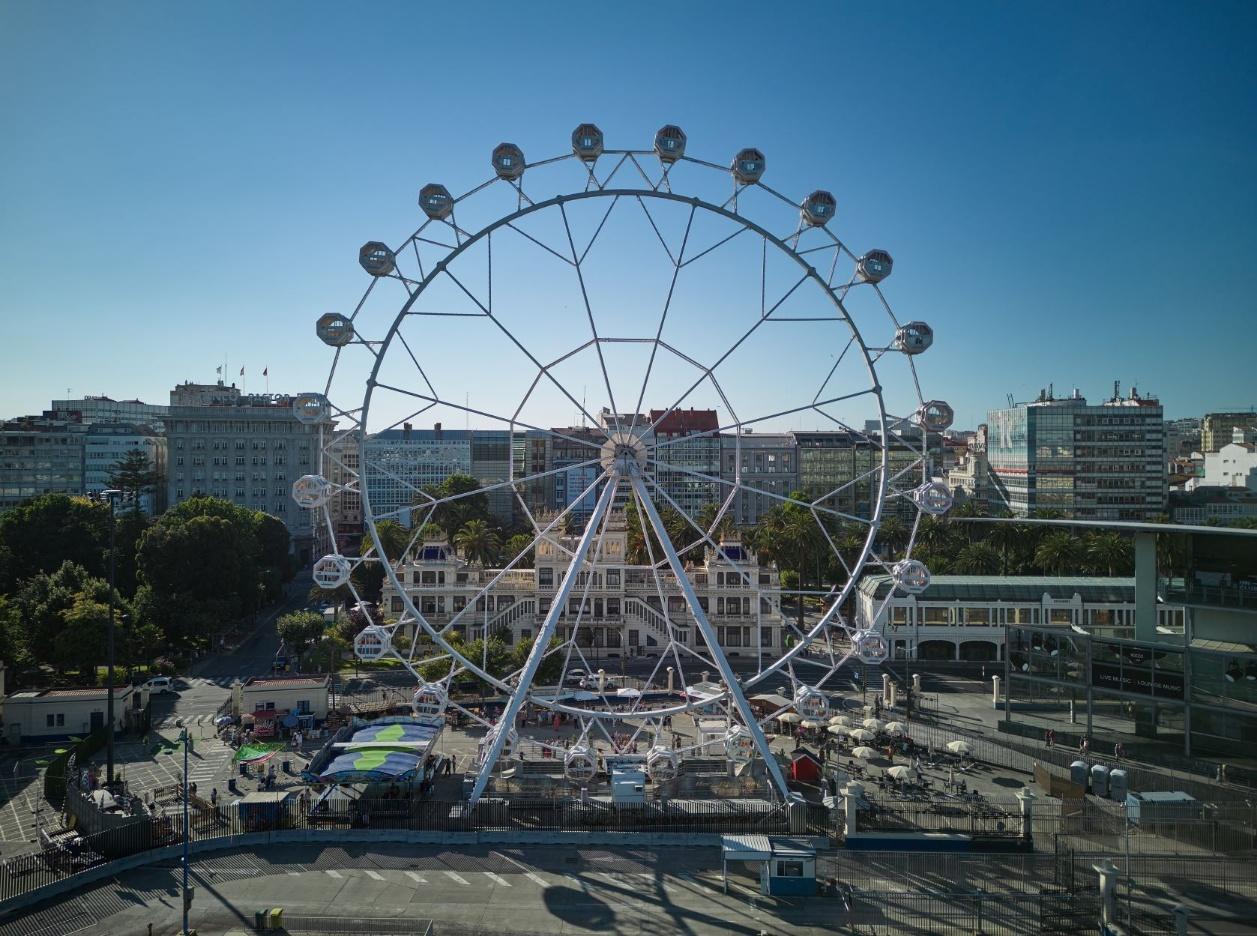 La noria en el puerto coruñés, en una foto cedida por la Autoridad Portuaria de A Coruña.