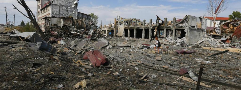 Las operaciones de rescate en un edificio residencial en Járkov.