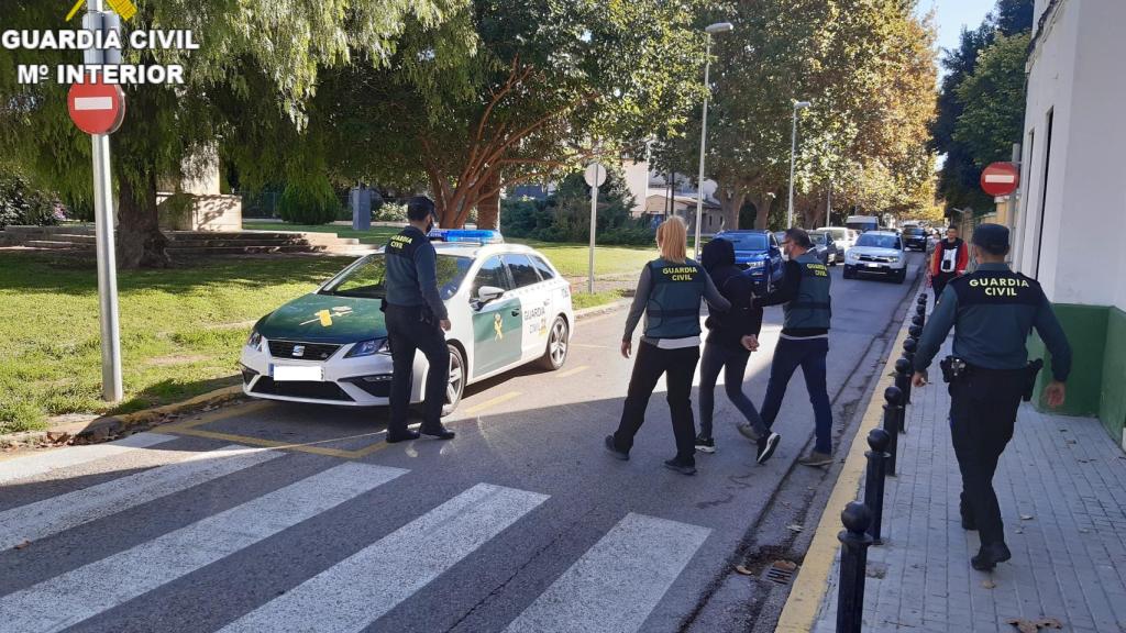 La mujer que denunció la agresión sexual, detenida por la Guardia Civil por robo y lesiones.