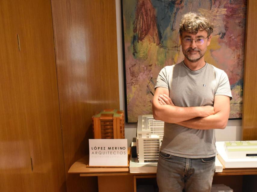 Alberto Merino en su estudio de arquitectura