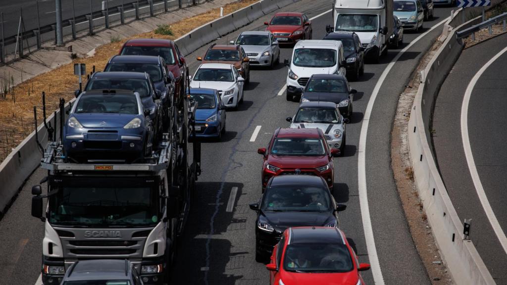 Numerosos vehículos circulando en Madrid por la autovía A-3.