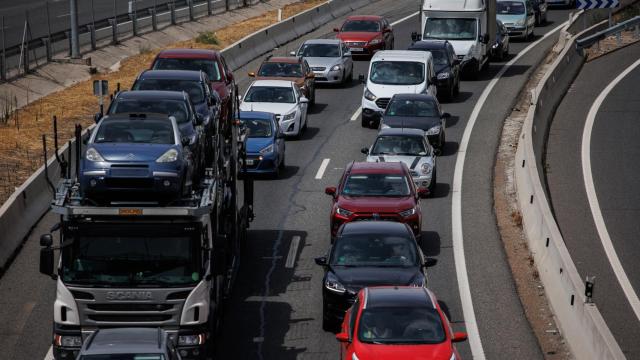 Numerosos vehículos circulan en Madrid por la autovía A-3, el viernes 12 de agosto de 2022.