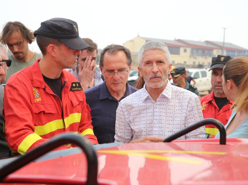 El ministro del Interior, Fernando Grande-Marlaska, durante su visita al puesto de mando del incendio de Losacio, en Zamora, el pasado 18 de julio.