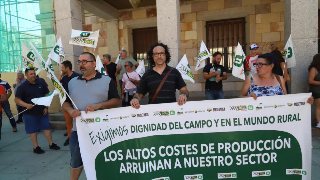 Manifestación de UCCL para incentivar la producción agraria y ganadera