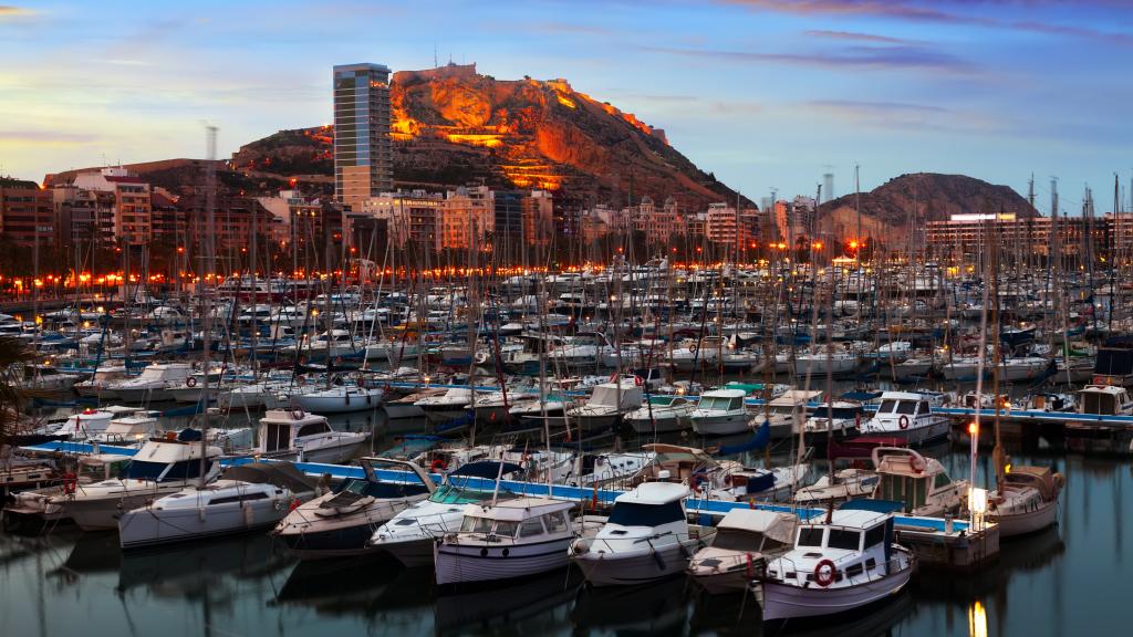 El Puerto de Alicante con el Castillo de Santa Bárbara al fondo, en imagen de archivo.