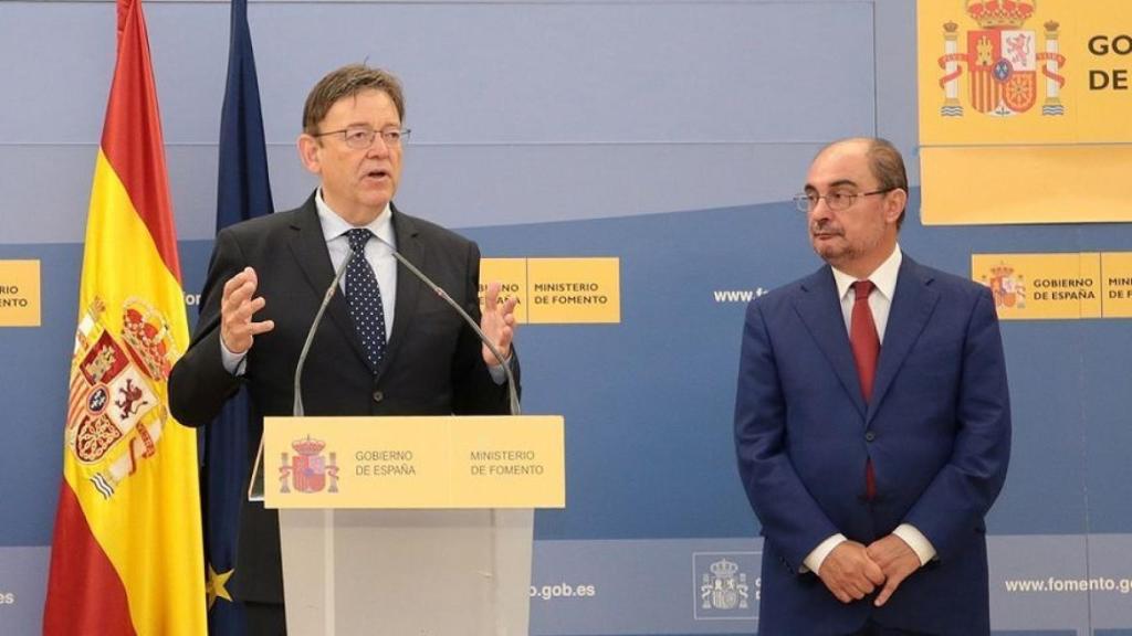 Ximo Puig ante el micrófono, junto al presidente aragonés Javier Lambán.