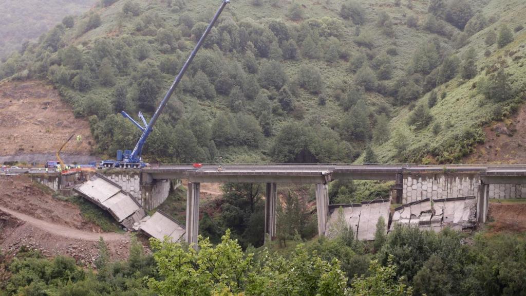 Operarios y grúas trabajan durante el desmontaje del viaducto de O Castro en la A-6 en agosto de 2022.