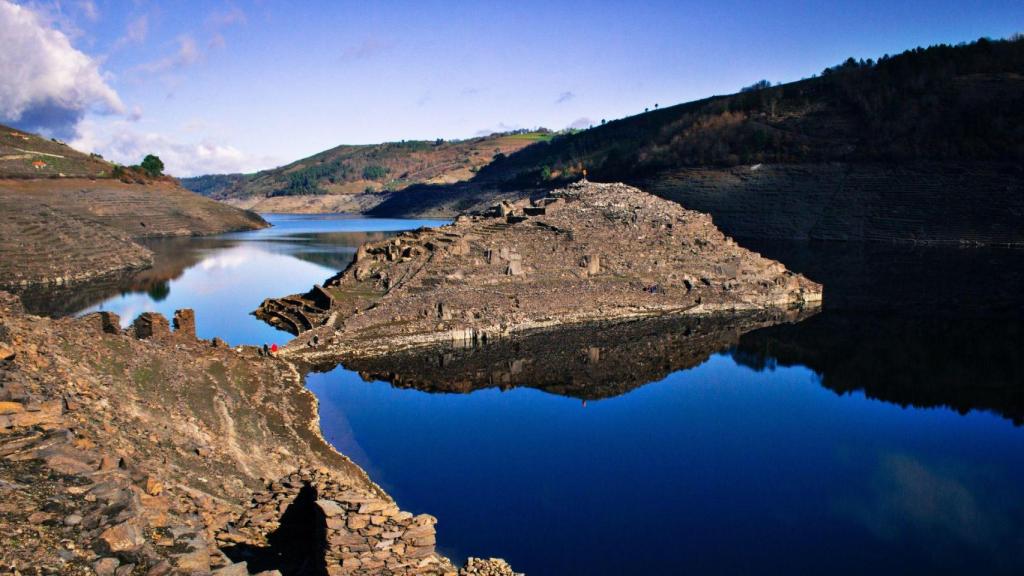 Castro Candaz en el río Miño (Bene Riobó vía Wikipedia)