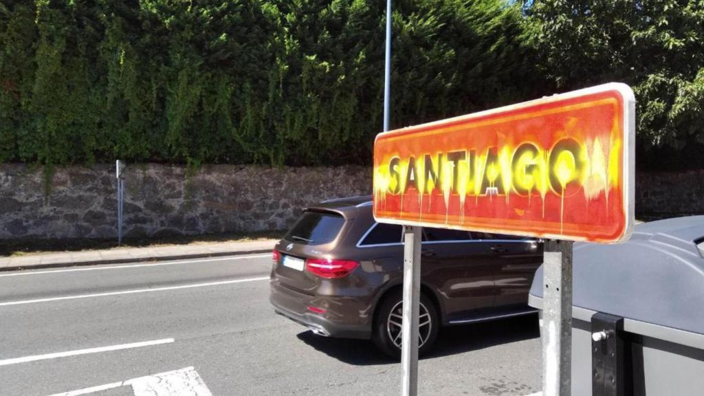 Señal vandalizada en el barrio de Santa Marta en Santiago