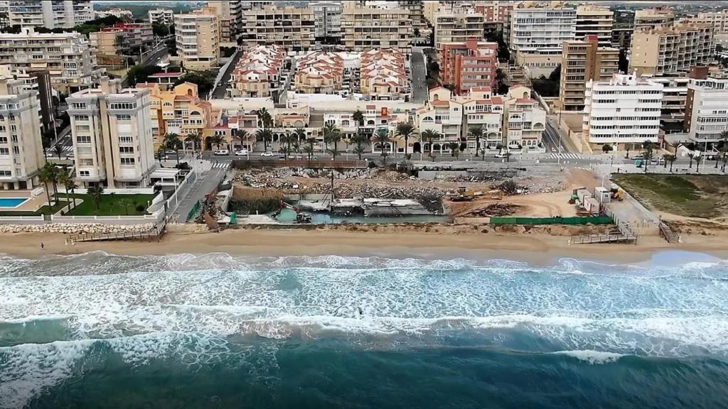 El hotel de Arenales, en el proceso de demolición acometido en los últimos meses.
