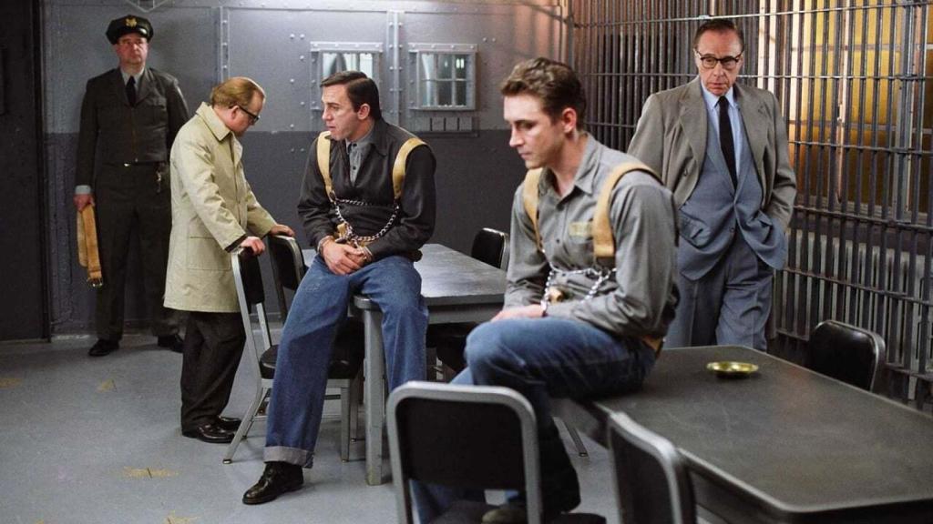 Truman Capote (Tobey Jones) y los asesinos Perry Smith (Daniel Craig) y Dick Hickock (Lee Pace) en el filme 'Historia de un crimen' (Douglas McGrath, 2006)
