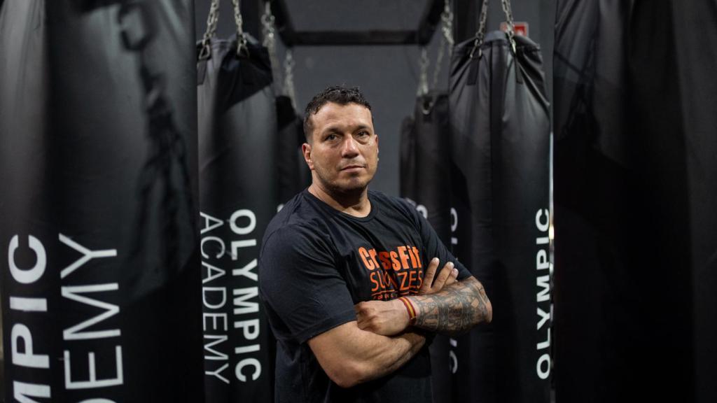 Pablo Navascués posa entre los sacos.