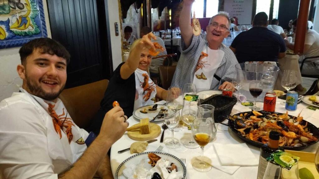 Los comensales se divierten con el show de Pedro.