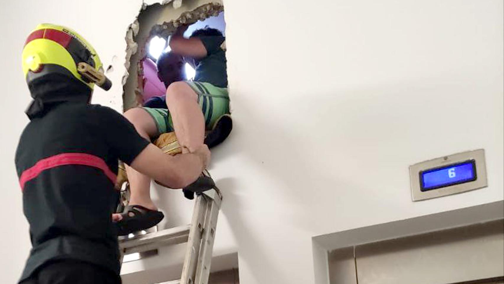 ARCHIVO - Un bombero efectuando un rescate dentro de un ascensor