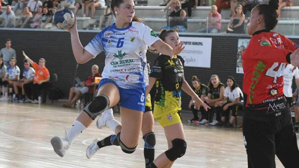 El Caja Rural Aula Valladolid durante el partido