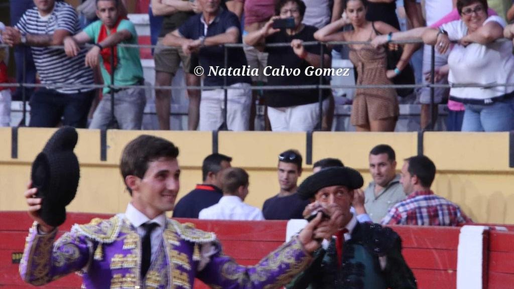 Foto portada el novillero Pérez Marciel a hombros.