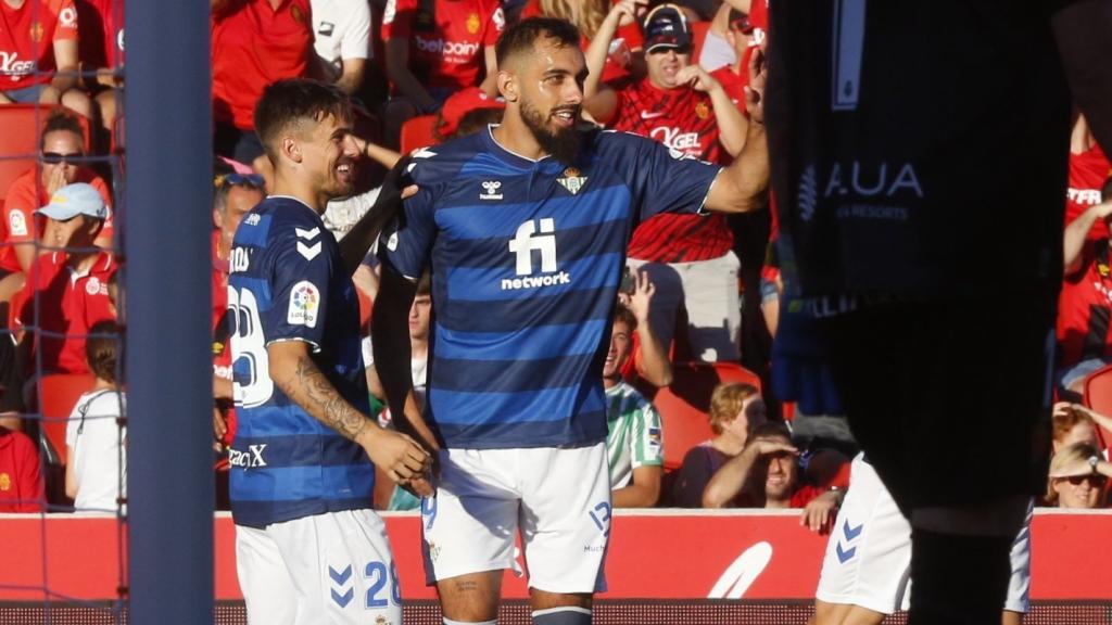 Borja Iglesias celebra un gol con el Betis