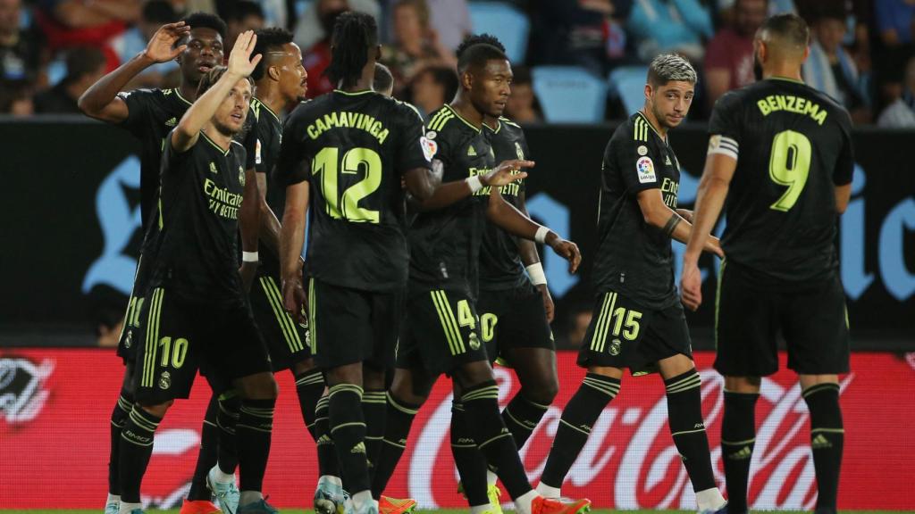 Luka Modric celebra con los jugadores del Real Madrid su gol al Celta