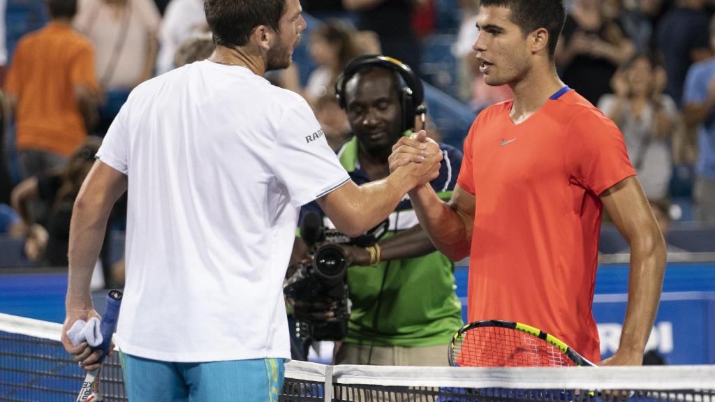 Carlos Alcaraz se saluda con Cameron Norrie tras su partido en el Masters 1000 de Cincinnati
