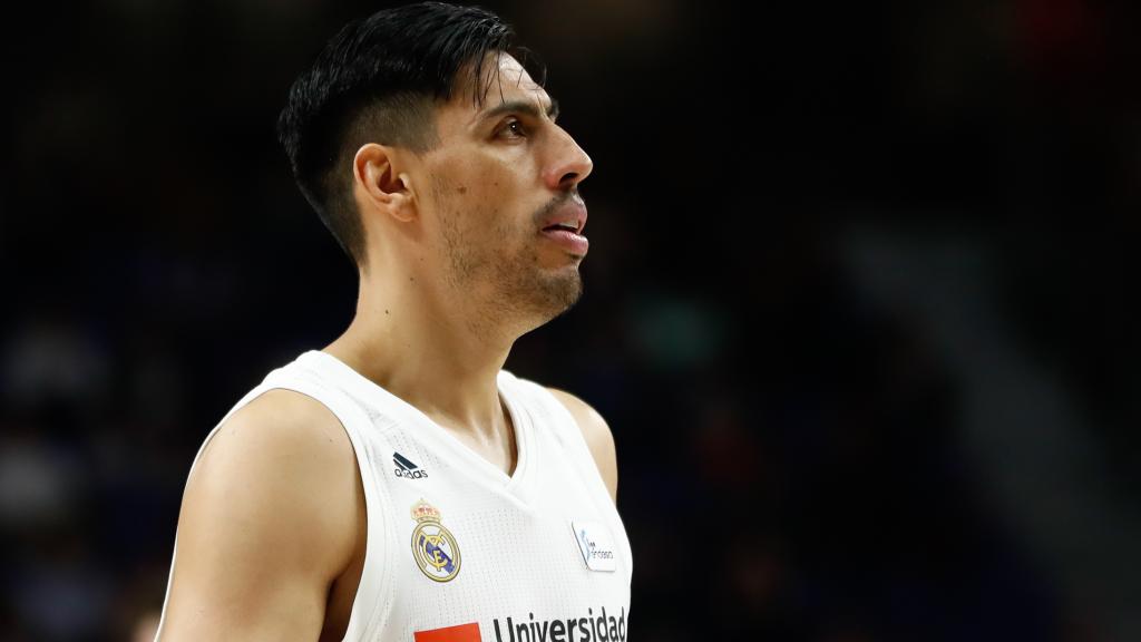 Gustavo Ayón durante un partido con el Real Madrid de baloncesto