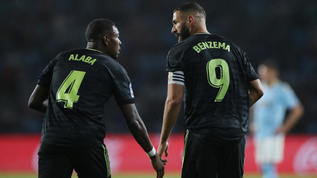 David Alaba felicita a Karim Benzema por su gol al Celta de Vigo
