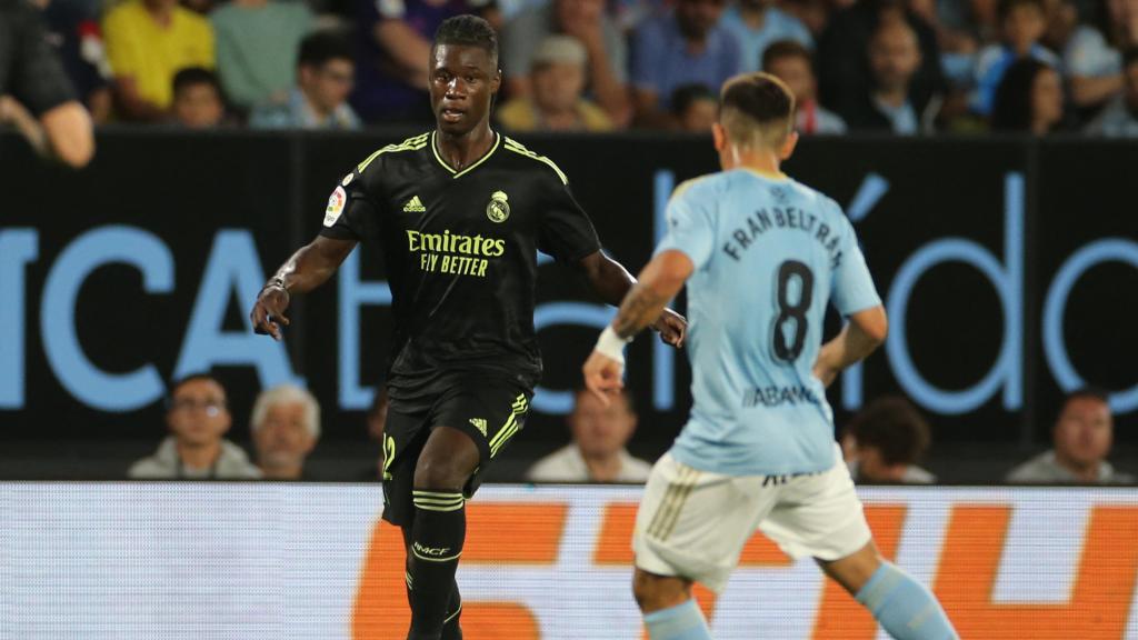 Eduardo Camavinga encara a Fran Beltrán