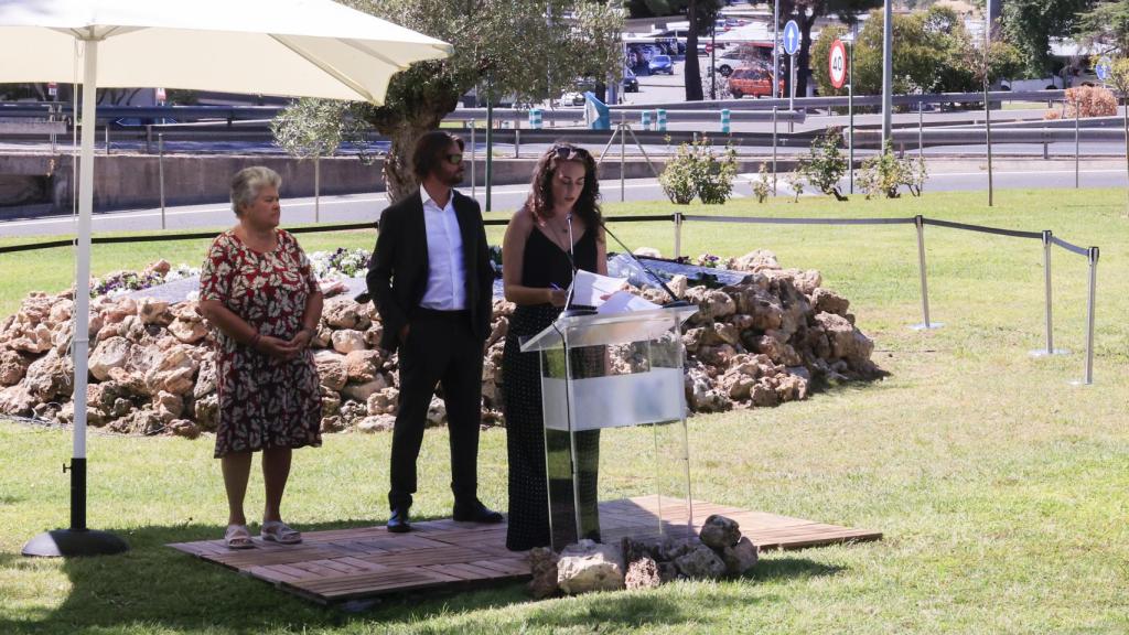 La presidenta de la Asociación de Afectados del Vuelo JK5022, Pilar Vera (i), junto a Rafael Vidal (c), superviviente del accidente, durante el homenaje a las víctimas del accidente aéreo de Spanair.