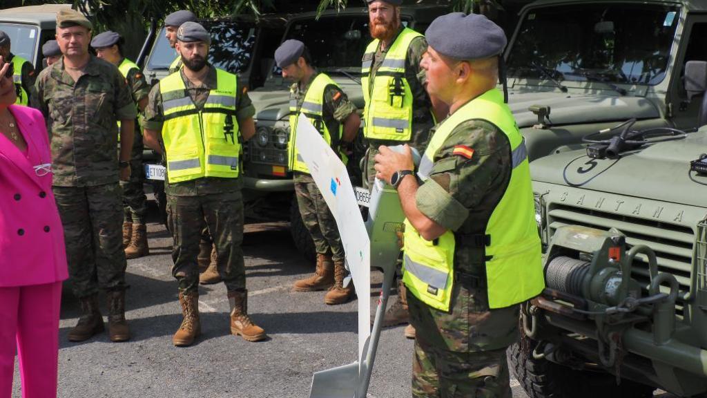 Militar sosteniendo el dron Raven
