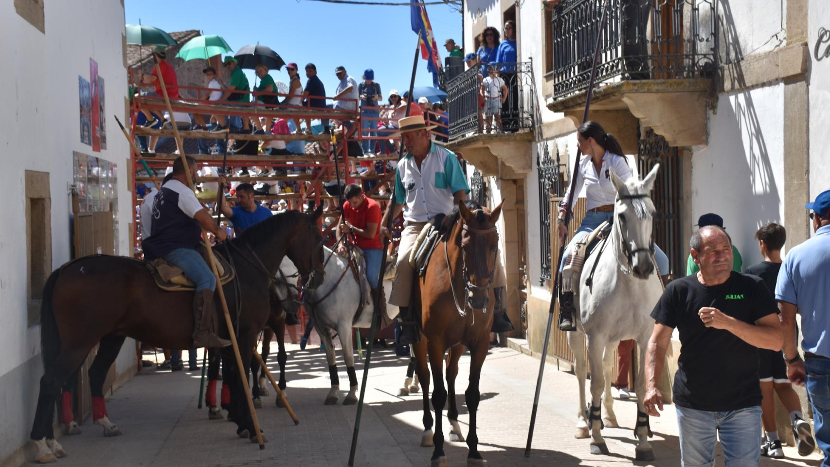 Imágenes del encierro del domingo en las Fiestas de Lumbrales