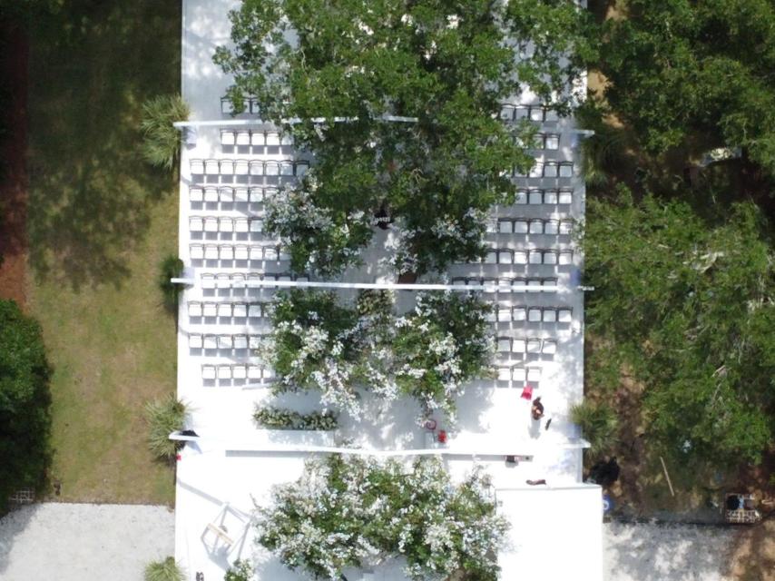Las sillas blancas de la boda de los artistas preparadas para la ceremonia.