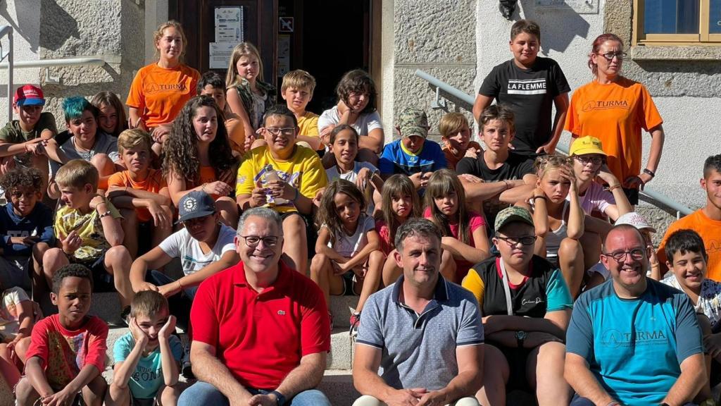 El vicepresidente segundo de la Diputación de Zamora y presidente en funciones, Jesús María Prada, visitando el campamento de San Martín de Castañeda