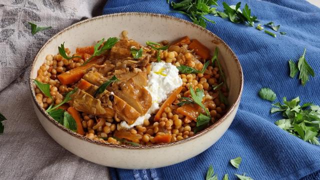 Ensalada de lentejas, queso de cabra y pollo en escabeche, una receta de aprovechamiento