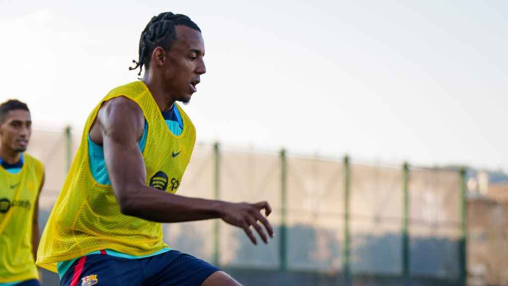 Jules Koundé, en un entrenamiento del FC Barcelona