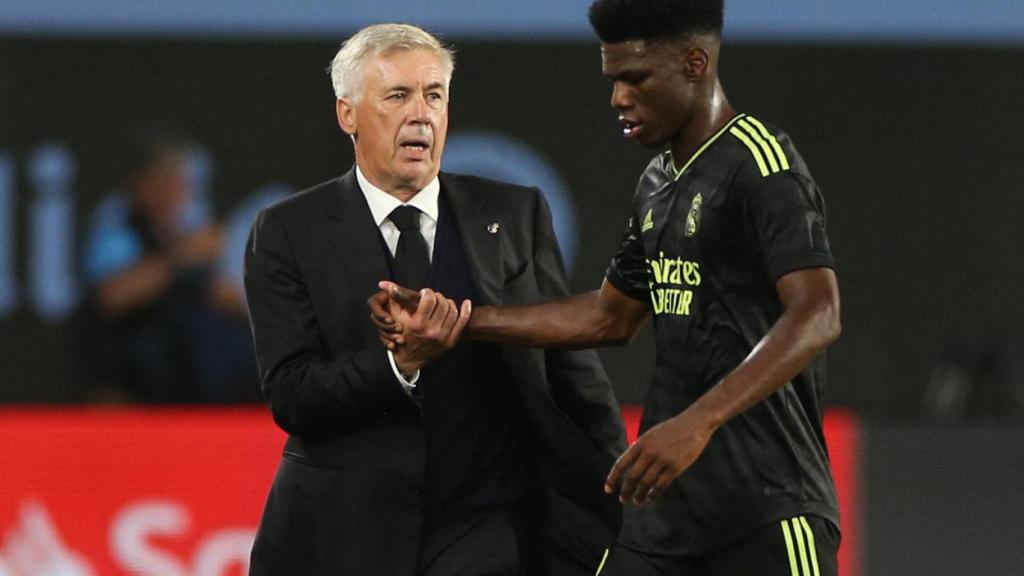 Aurélien Tchouaméni, junto a Carlo Ancelotti en un partido del Real Madrid de la temporada 2022/2023