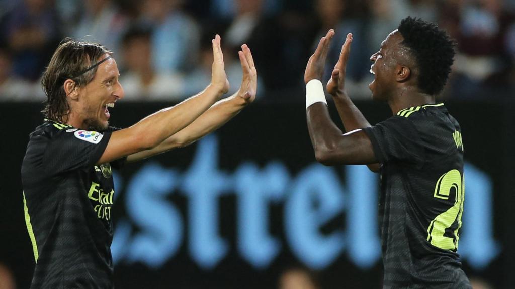 Luka Modric y Vinicius celebran un gol con la camiseta negra del Real Madrid