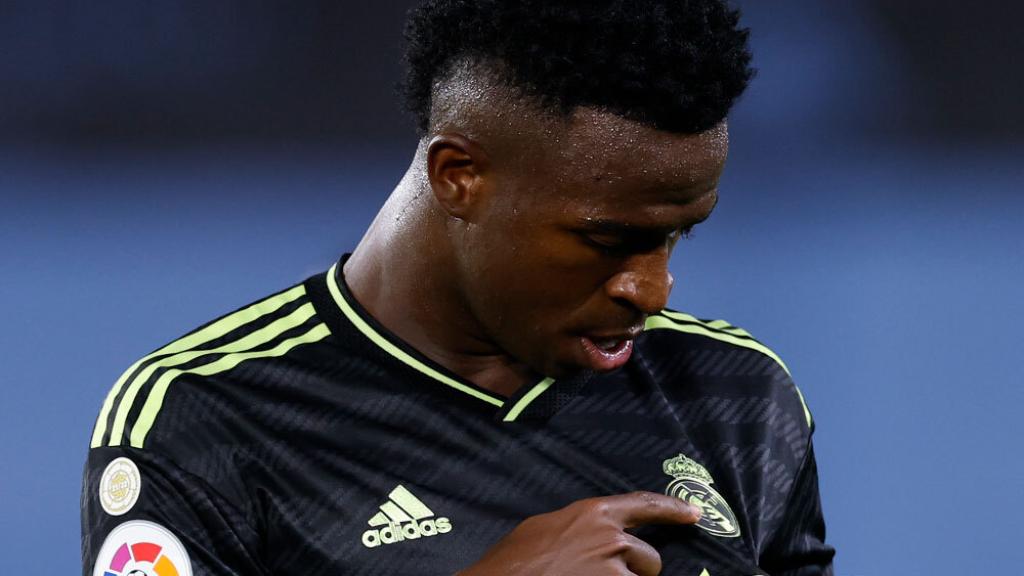 Vinicius Jr. se señala el escudo del Real Madrid para celebrar un gol en la temporada 2022/2023