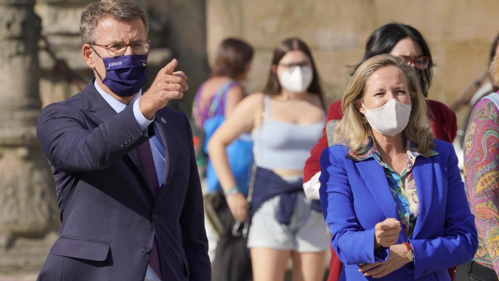 Nadia Calviño junto a Alberto Núñez Feijóo cuando era presidente de Galicia en la plaza del Obradoiro en septiembre de 2021.
