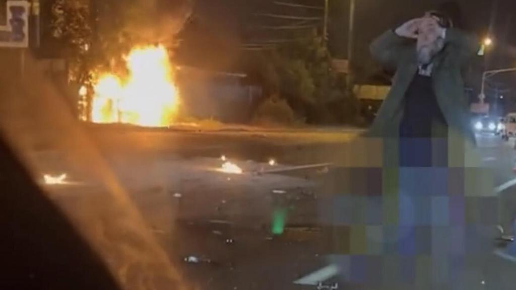 Alexander Duguin se lleva las manos a la cabeza en el momento de la explosión.